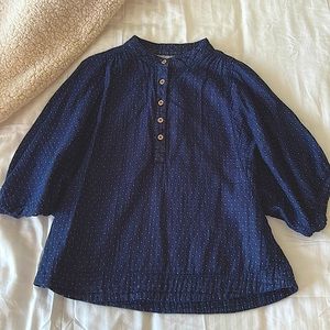 Patterned blouse w/ cuffed sleeves in soft cotton material. Dark denim color.